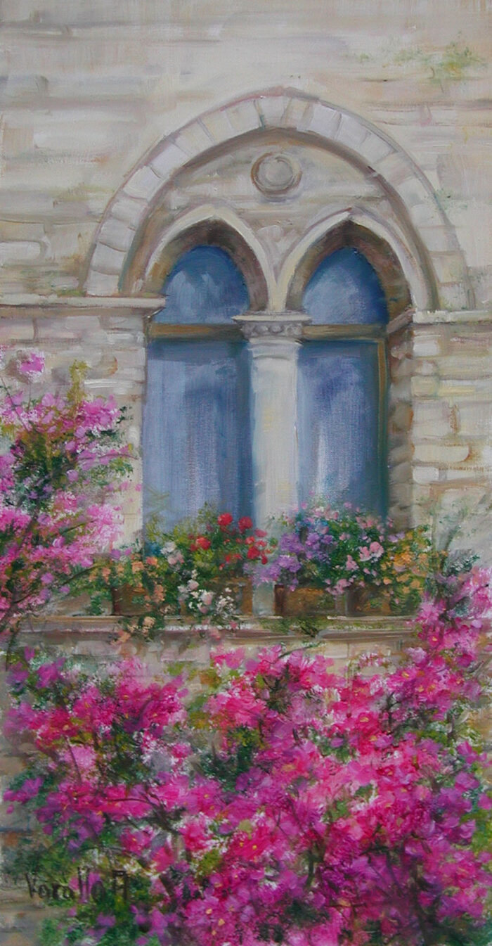 Bifora in fiore